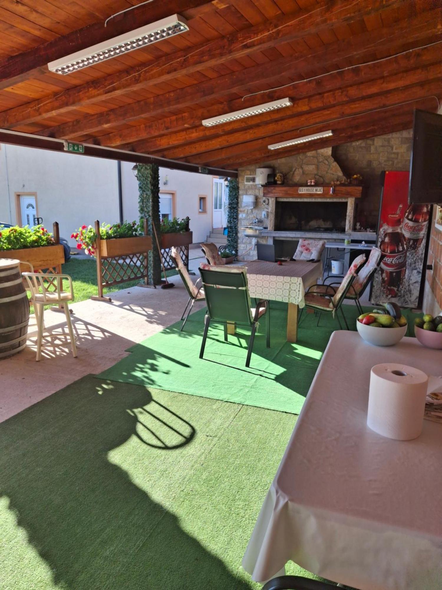 Guest House Mijic Korenica Exterior foto