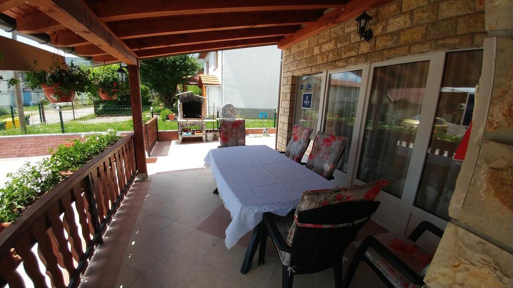Guest House Mijic Korenica Exterior foto