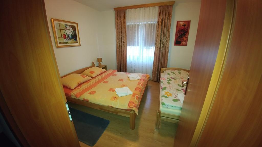 Guest House Mijic Korenica Exterior foto