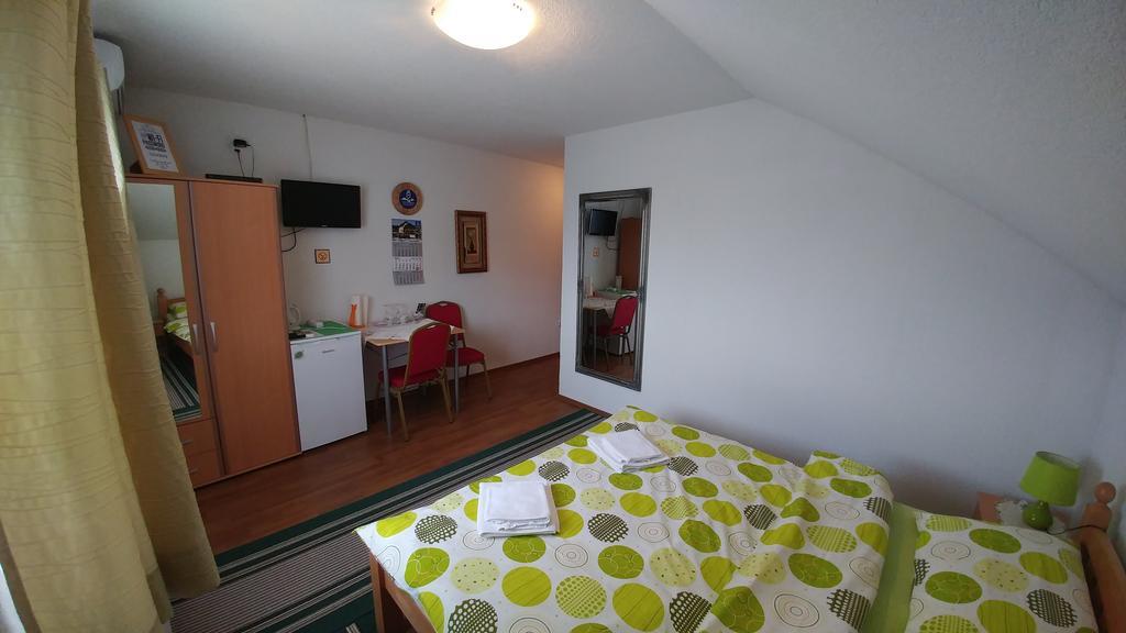 Guest House Mijic Korenica Exterior foto