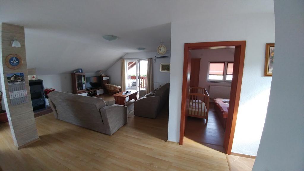 Guest House Mijic Korenica Exterior foto