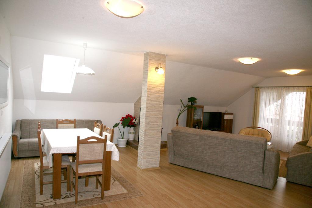 Guest House Mijic Korenica Exterior foto